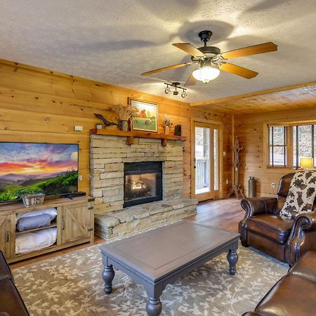 Pet-Friendly Gatlinburg Retreat With Hot Tub! Villa ภายนอก รูปภาพ