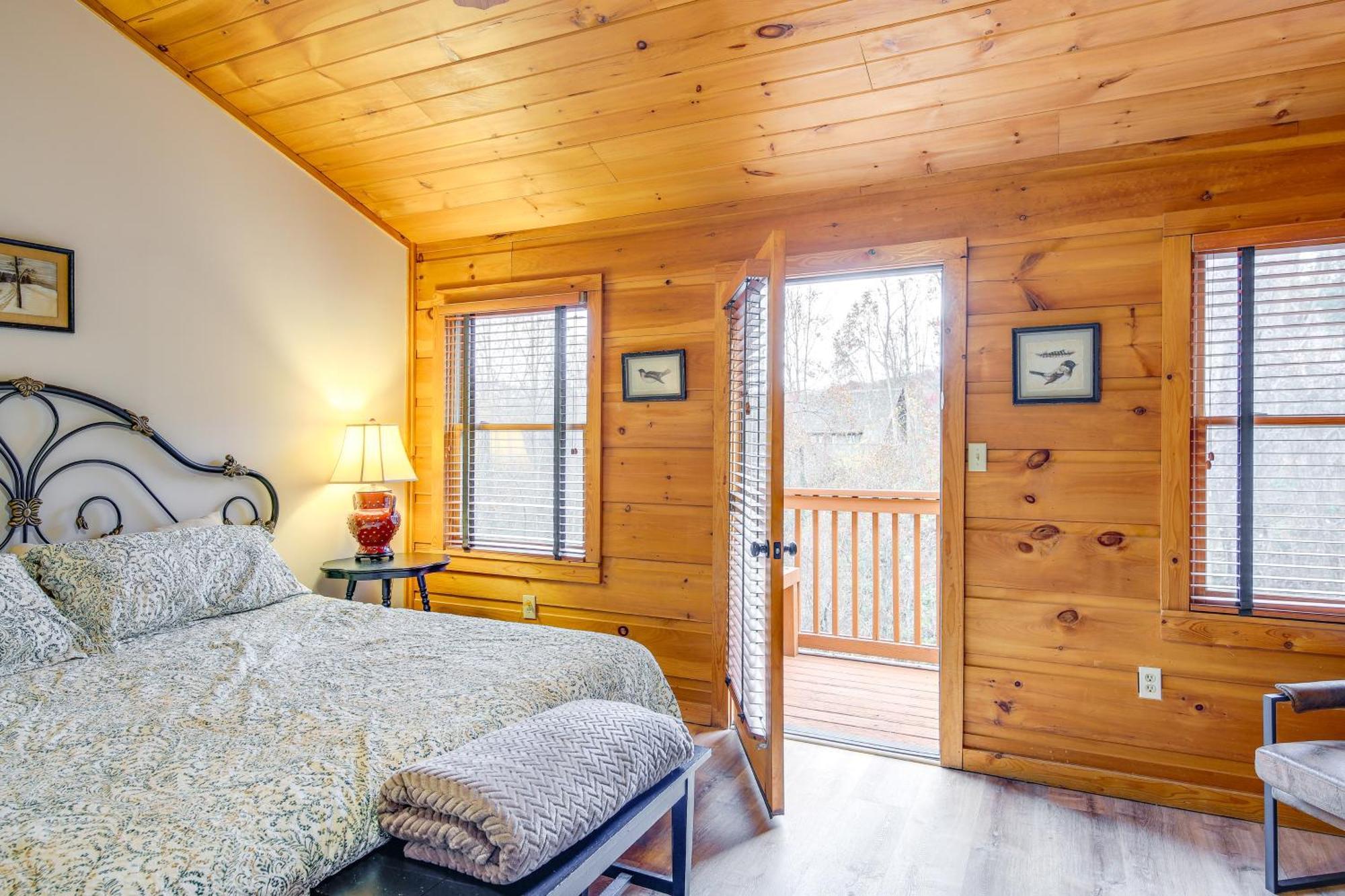 Pet-Friendly Gatlinburg Retreat With Hot Tub! Villa ภายนอก รูปภาพ