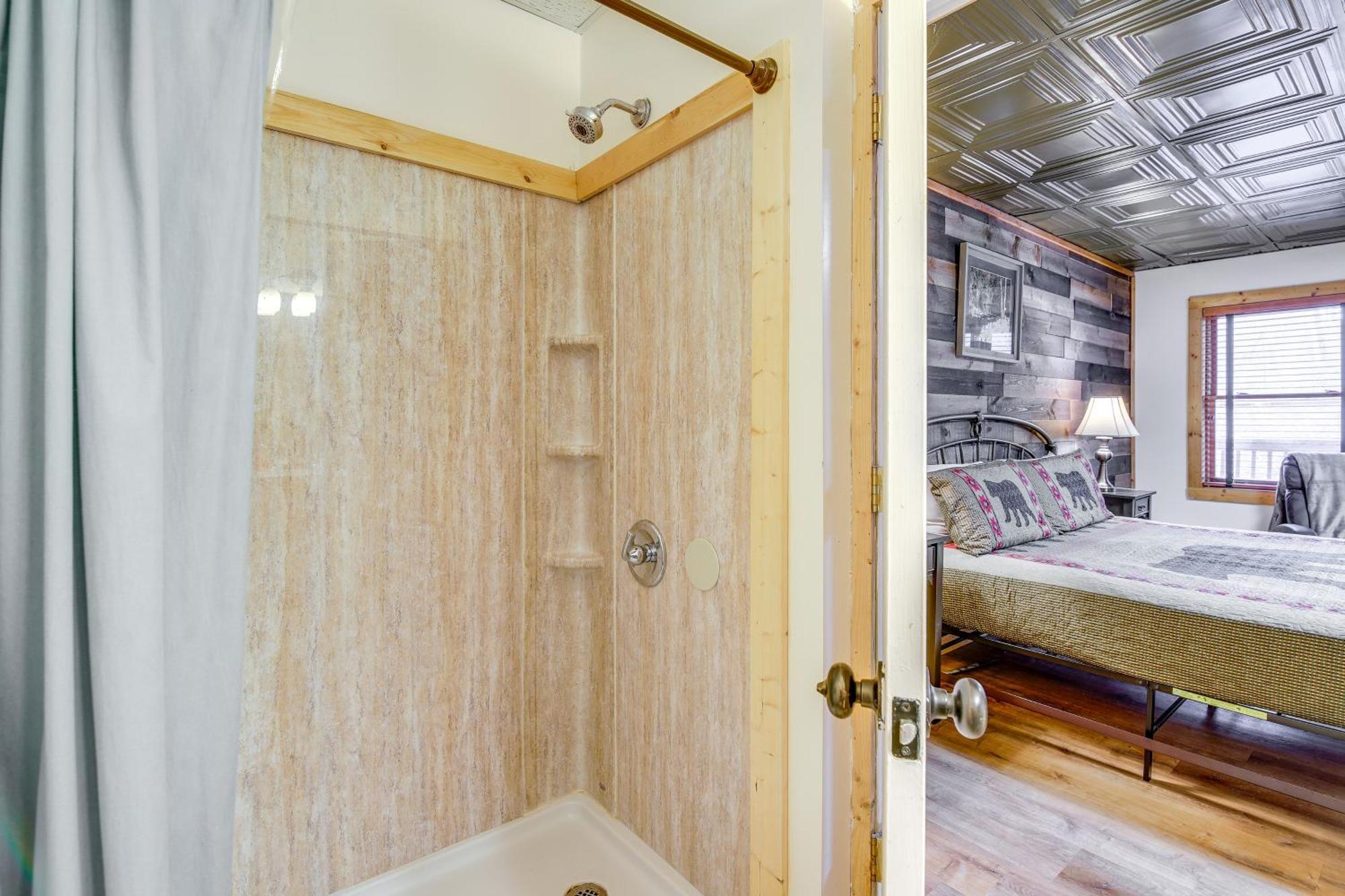 Pet-Friendly Gatlinburg Retreat With Hot Tub! Villa ภายนอก รูปภาพ