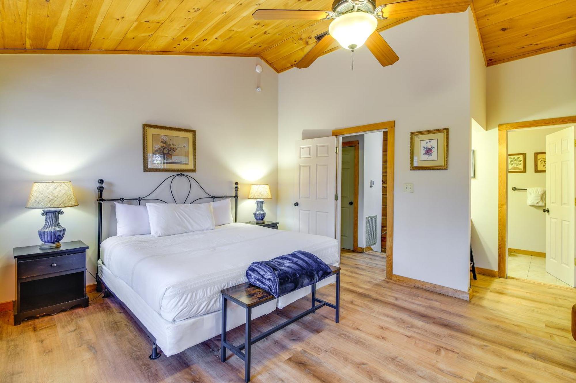 Pet-Friendly Gatlinburg Retreat With Hot Tub! Villa ภายนอก รูปภาพ
