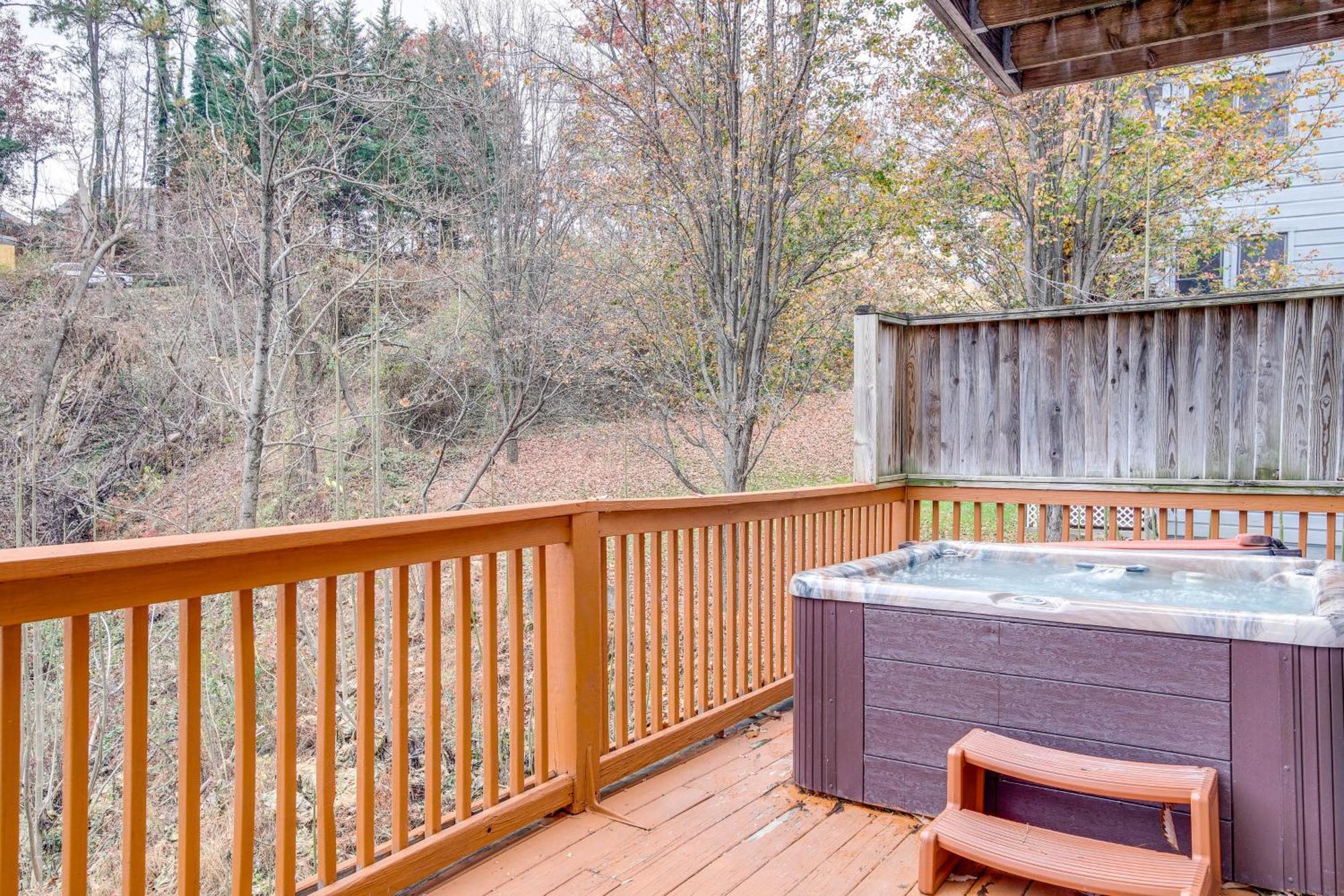 Pet-Friendly Gatlinburg Retreat With Hot Tub! Villa ภายนอก รูปภาพ