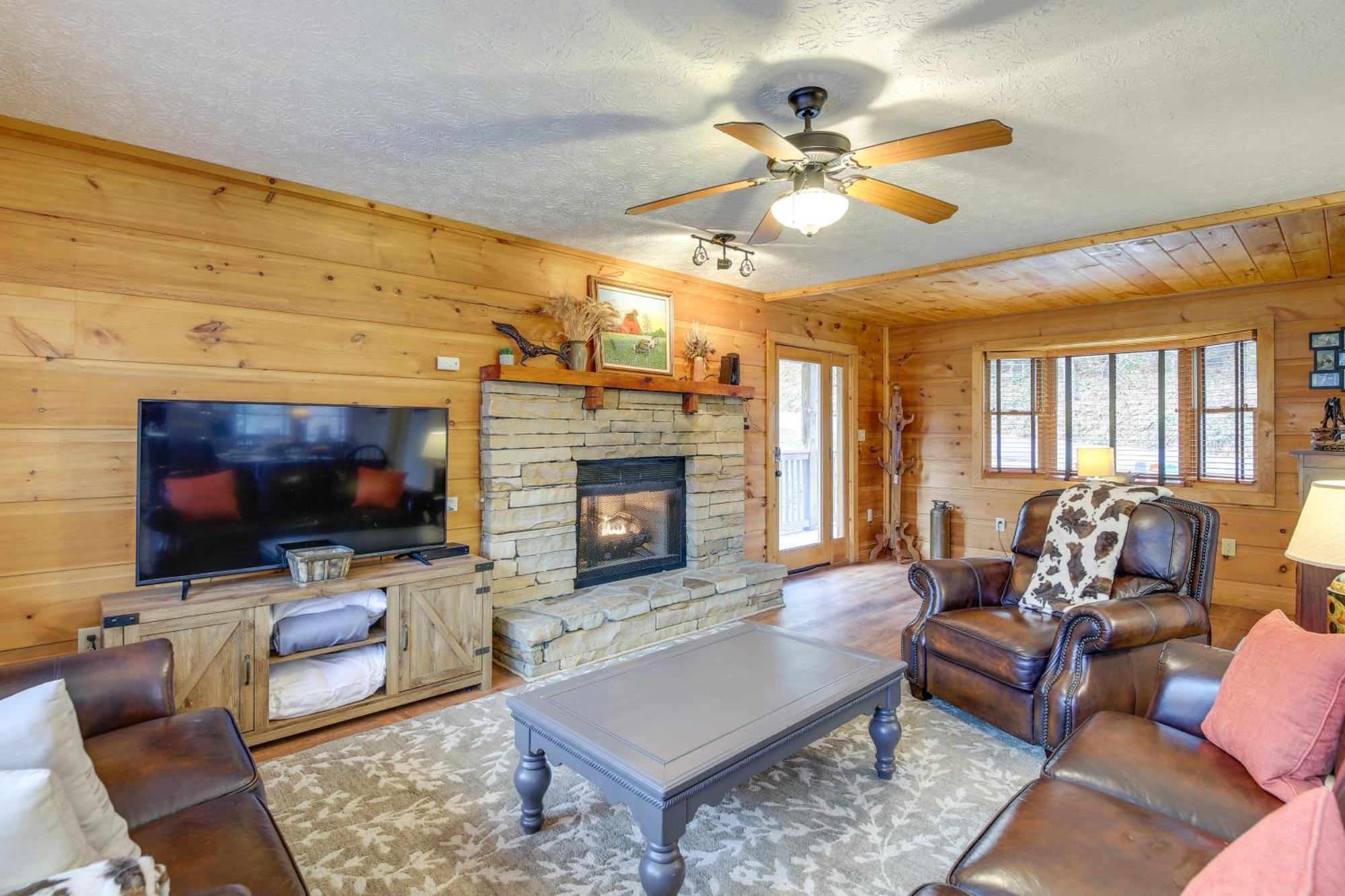 Pet-Friendly Gatlinburg Retreat With Hot Tub! Villa ภายนอก รูปภาพ