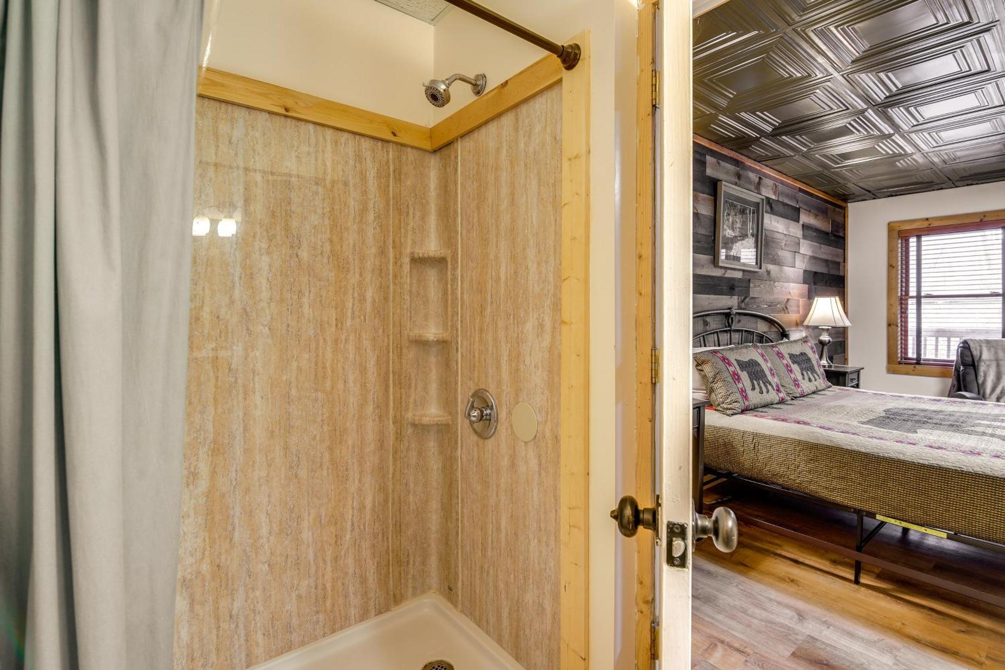 Pet-Friendly Gatlinburg Retreat With Hot Tub! Villa ภายนอก รูปภาพ