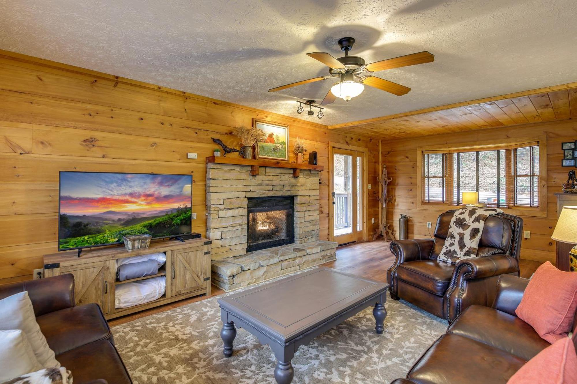 Pet-Friendly Gatlinburg Retreat With Hot Tub! Villa ภายนอก รูปภาพ