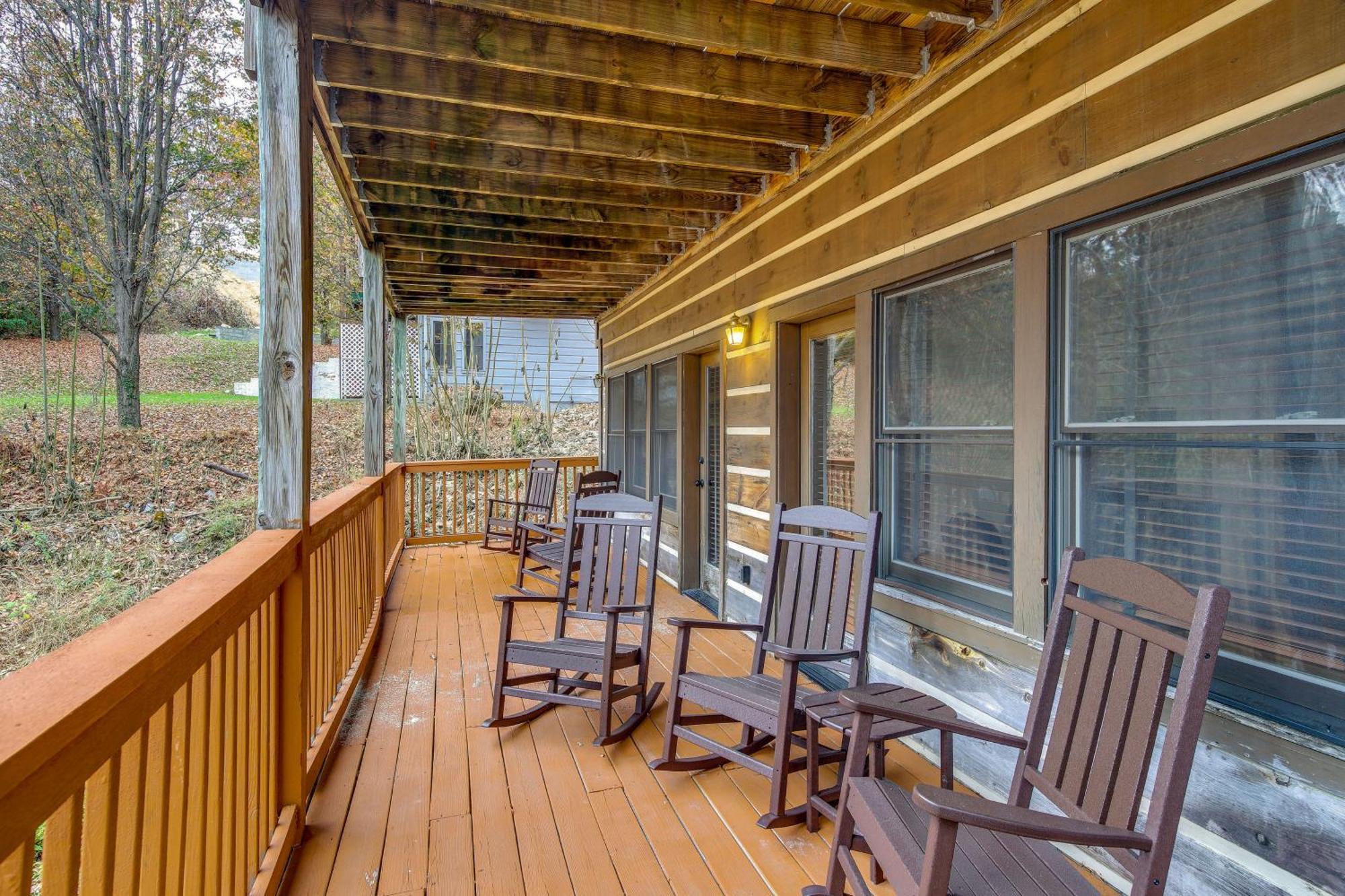 Pet-Friendly Gatlinburg Retreat With Hot Tub! Villa ภายนอก รูปภาพ