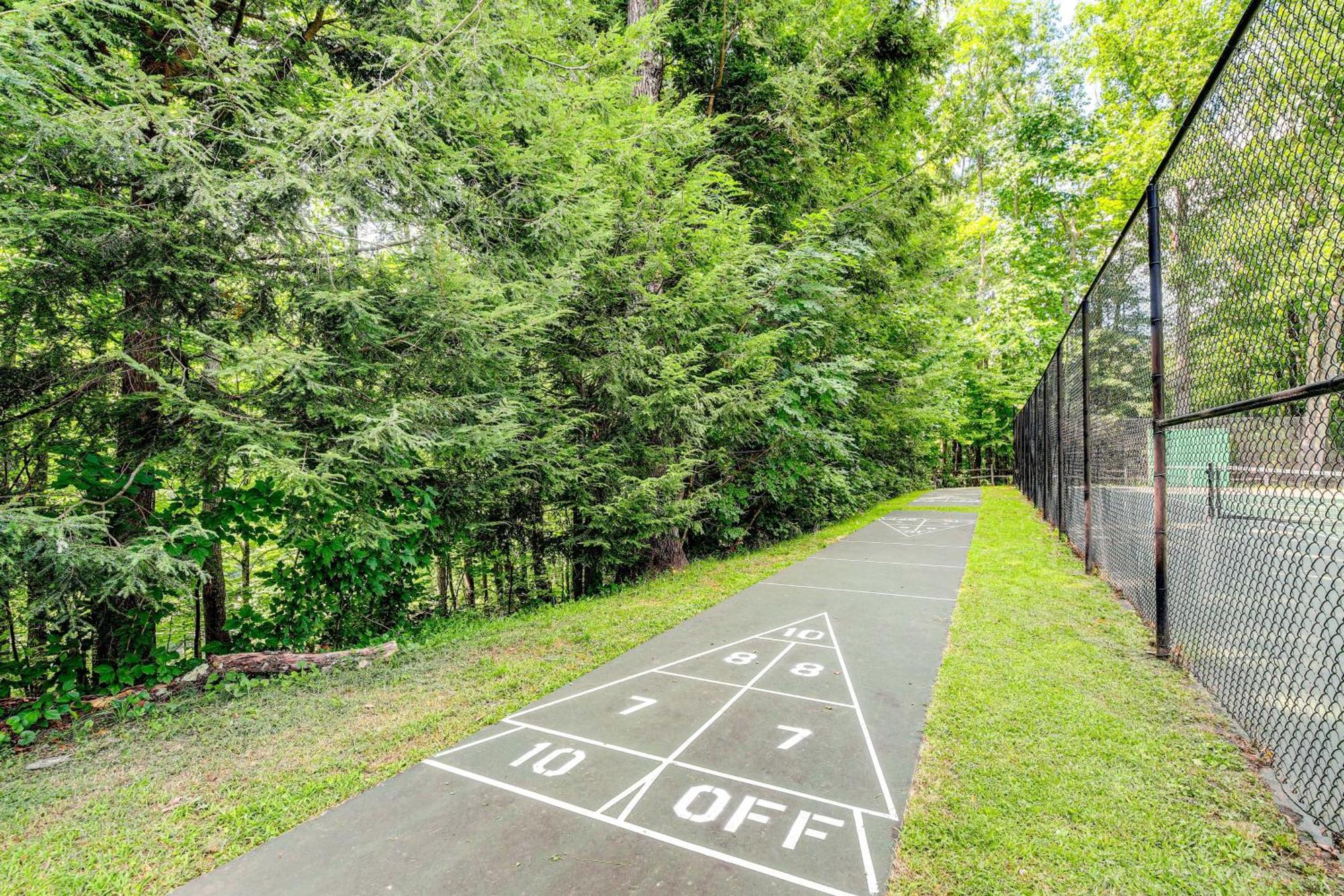 Pet-Friendly Gatlinburg Retreat With Hot Tub! Villa ภายนอก รูปภาพ